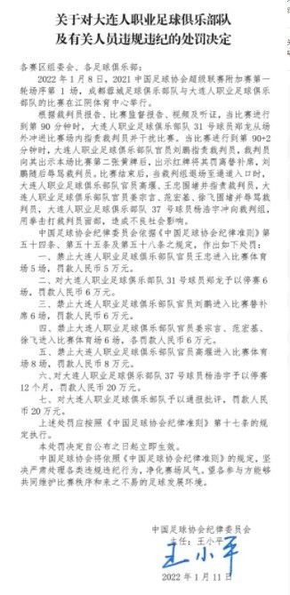 首先，拜仁对阿劳霍的兴趣确实存在，图赫尔认为他是目前及未来的完美球员，拜仁一直在进行内部讨论，看看自己有多少机会。